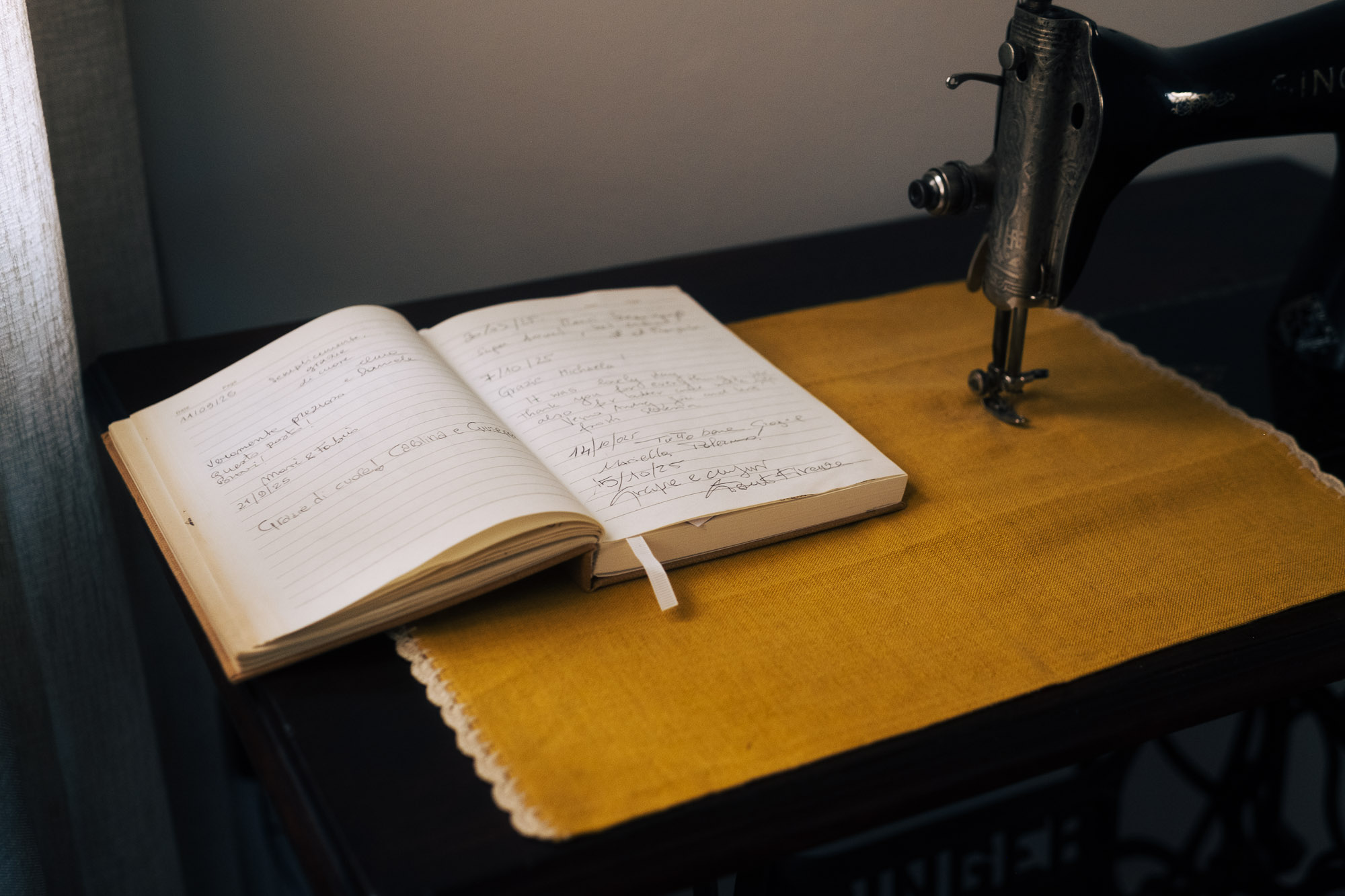 Detail der berühmten Wandgemälde von Orgosolo, Sardinien, die die lokale Kultur und das Hirtenleben darstellen.