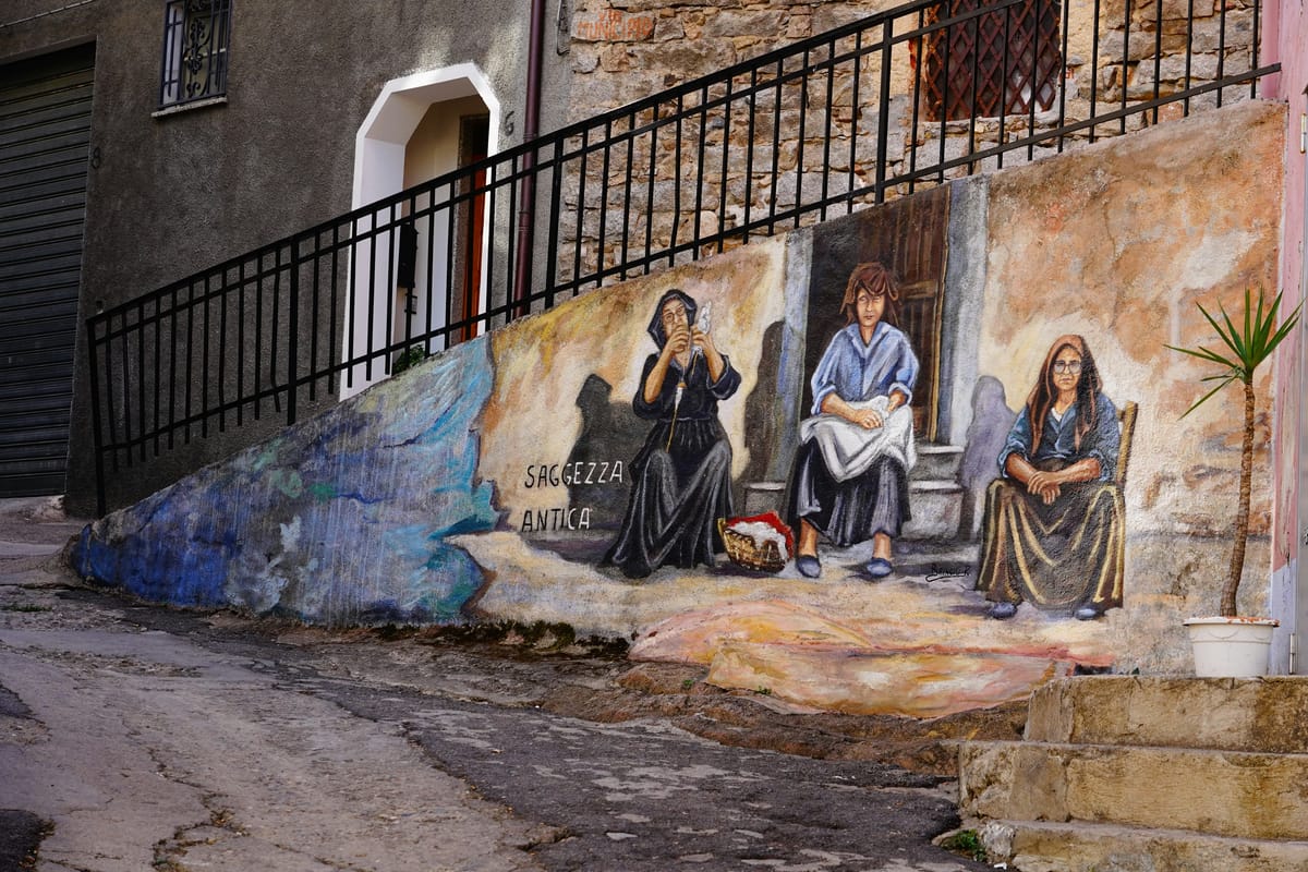 Il Borgo dei centenari B&B Orgosolo: vista panoramica di Orgosolo, Sardegna, famosa per i suoi murales e la tradizione pastorale.